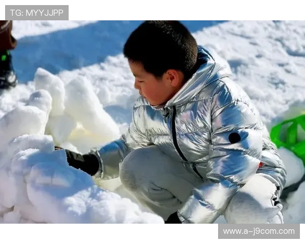 打造欢乐冬日,亲子雪地足球训练乐趣无限 打造欢乐冬日,亲子雪地足球训练乐趣无限