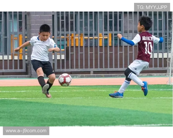 雨天坚持在操场练习足球的孩子展现坚韧精神与运动梦想之光辉未来